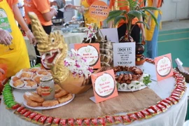 Phần dự thi của Công ty TNHH chế biến dừa sáp Cầu Kè (Vicosap). (Ảnh: TTXVN phát)