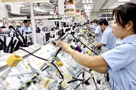 Công nhân Công ty TNHH hệ thống dây Sumi-Hanel (Hà Nội) hăng say làm việc ngay từ những ngày đầu, tháng đầu của năm mới. (Ảnh: TTXVN phát