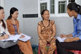 Các Điều tra viên thu thập thông tin về thực trạng kinh tế, xã hội của 53 dân tộc thiểu số năm 2024 tại nhà hộ dân ở ấp Sóc Đồn, xã Hưng Hội, huyện Vĩnh Lợi. (Ảnh: Tuấn Kiệt/TTXVN)