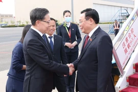 Ông Vương Đông Minh, Phó Ủy viên trưởng Ủy ban Thường vụ Đại hội đại biểu nhân dân toàn quốc Trung Quốc đón Chủ tịch Quốc hội Vương Đình Huệ tại sân bay quốc tế Bắc Kinh. (Ảnh: Nhan Sáng/TTXVN)