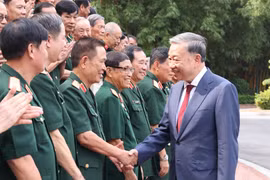 Tổng Bí thư, Chủ tịch nước Tô Lâm gặp mặt cựu chiến binh Sư đoàn 308. (Ảnh: Lâm Khánh/TTXVN)