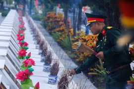 Một cựu binh thắp hương tưởng nhớ đồng đội đã nằm lại lại mặt trận Vị Xuyên. (Ảnh: Hoàng Hiếu/TTXVN)