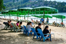 Khách du lịch tại đảo Phuket, Thái Lan. (Ảnh: AFP/TTXVN)