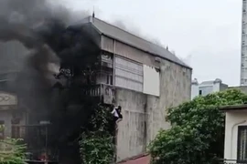 Người dân thoát ra khỏi vụ cháy ở Hà Đông.