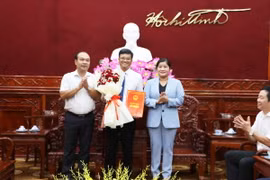 Chủ tịch Ủy ban Nhân dân tỉnh Bình Phước Trần Tuệ Hiền trao Quyết định về việc giao ông Lê Văn Trân giữ chức Quyền Chủ tịch Ủy ban Nhân dân huyện Đồng Phú. (Ảnh: Đậu Tất Thành/TTXVN)