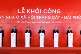 Chủ tịch Quốc hội Vương Đình Huệ và các đại biểu thực hiện nghi thức khởi công dự án Nhà ở xã hội Tràng Cát-Hải Phòng. (Ảnh: Nhan Sáng/TTXVN)