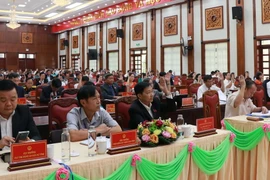 Các đại biểu biểu quyết bãi nhiệm chức vụ Trưởng ban Dân tộc Hội đồng Nhân dân tỉnh Gia Lai. (Ảnh: Hồng Điệp/ TTXVN)