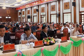 Các đại biểu biểu quyết bãi nhiệm chức vụ Trưởng ban Dân tộc Hội đồng Nhân dân tỉnh Gia Lai. (Ảnh: Hồng Điệp/ TTXVN)