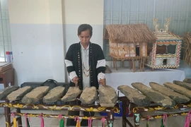 Ông Bo Bo Hùng- cán bộ Trung tâm Văn hóa Thông tin và Thể thao huyện Khánh Sơn giói thiệu đàn đá. (Ảnh: Đặng Tuấn/TTXVN)