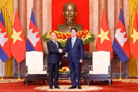 Chủ tịch nước Lương Cường và Quốc vương Campuchia Norodom Sihamoni chụp ảnh chung. (Ảnh: Lâm Khánh/ TTXVN)