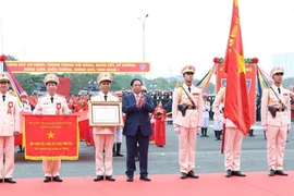 Thủ tướng Phạm Minh Chính trao Danh hiệu Anh hùng Lực lượng Vũ trang Nhân dân cho lực lượng Cảnh sát Cơ động. (Ảnh: Dương Giang/TTXVN)