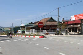 Đường xá ở Mường Phăng được đầu tư xây dựng rộng rãi, thoáng mát. (Ảnh: Phan Quân/TTXVN)