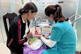 Tiêm phòng vaccine phòng, chống bệnh ho gà. (Ảnh: Thùy Dung/TTXVN)