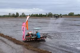 Trình diễn các phương tiện, thiết bị kỹ thuật gieo sạ lúa tại Hợp tác xã Phú Hòa, xã Tân Hội, huyện Tân Hiệp (Kiên Giang). (Ảnh: Lê Huy Hải/ TTXVN)