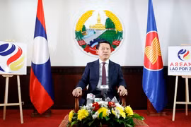 Phó Thủ tướng, Bộ trưởng Bộ Ngoại Giao Lào Saleumxay Kommasith chủ trì họp báo. (Ảnh: Phạm Kiên/TTXVN)