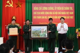 Chủ tịch nước Lương Cường tặng quà Đồn Biên phòng Bát Mọt, huyện Thường Xuân, tỉnh Thanh Hóa. (Ảnh: Lâm Khánh/TTXVN)