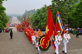Đoàn hành lễ lên đỉnh Nghĩa Lĩnh linh thiêng. (Ảnh: Nhật Anh/TTXVN)
