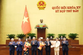 Các đồng chí lãnh đạo Đảng, Nhà nước tặng hoa chúc mừng Phó Chủ tịch Quốc hội Nguyễn Thị Thanh, Phó Thủ tướng Chính phủ Lê Thành Long và Bộ trưởng Bộ Công an Lương Tam Quang. (Ảnh: Thống Nhất/TTXVN)
