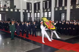 Đoàn Chủ tịch nước do đồng chí Tô Lâm, Ủy viên Bộ Chính trị, Chủ tịch nước làm Trưởng đoàn, kính viếng Tổng Bí thư Nguyễn Phú Trọng. (Ảnh: TTXVN)