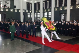 Đoàn Chủ tịch nước do đồng chí Tô Lâm, Ủy viên Bộ Chính trị, Chủ tịch nước làm Trưởng đoàn, kính viếng Tổng Bí thư Nguyễn Phú Trọng. (Ảnh: TTXVN)