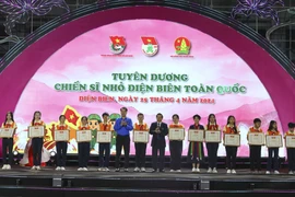 Trao Bằng khen của Ban Chấp hành Trung ương Đoàn cho các Chiến sỹ nhỏ Điện Biên tiêu biểu toàn quốc. (Ảnh: Xuân Tư/TTXVN)