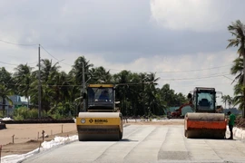 Thi công trên một tuyến đường ở tỉnh Kiên Giang. (Ảnh: Lê Huy Hải/TTXVN)