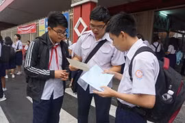 Thí sinh tại điểm thi Trường Trung học cơ sở Colette (quận 3, Thành phố Hồ Chí Minh) trao đổi về bài thi môn tiếng Anh trong kỳ thi vào lớp 10. (Ảnh: Thu Hoài/TTXVN)