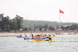Giải đua thuyền Kayak cũng là dịp để huyện đảo Cô Tô quảng bá hình ảnh đến du khách. (Ảnh: Thanh Vân/ TTXVN)