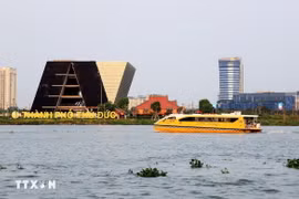 Tàu buýt chở du khách trên sông Sài Gòn. (Ảnh: Hồng Đạt/TTXVN)