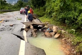 Sụt lún nghiêm trọng trên Quốc lộ 217 ở Thanh Hóa