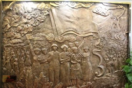 Bức phù điêu có chiều cao 2,7m, rộng, 3,7m với điểm nhấn là hình ảnh đoàn quân chiến thắng, nhân dân các dân tộc Tây Bắc tay cầm cờ, hoa vui mừng chào đón bộ đội Cụ Hồ. (Ảnh: Phan Quân/ TTXVN)