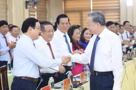 Tổng Bí thư, Chủ tịch nước Tô Lâm với các đồng chí trong Ban Thường vụ Tỉnh ủy Quảng Trị. (Ảnh: Lâm Khánh/TTXVN)