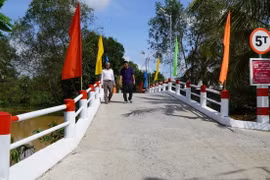 Cầu Ngã Ba Bà Khôi trên địa bàn huyện Châu Thành do ông Nguyễn Văn Bé Hai vận động được hơn 600 triệu đồng để xây dựng. (Ảnh: Nhựt An/TTXVN)