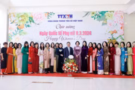 Tổng Giám đốc TTXVN Vũ Việt Trang (giữa) chụp ảnh lưu niệm cùng các nữ công đoàn viên TTXVN. (Nguồn: TTXVN)