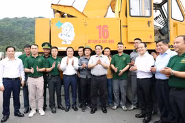 Thủ tướng Phạm Minh Chính thăm người lao động làm việc tại Cửa khẩu quốc tế Hữu Nghị. (Ảnh: Dương Giang/TTXVN)