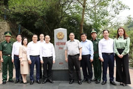 Thủ tướng Phạm Minh Chính kiểm tra khu vực cột mốc biên giới 1116 tại Cửa khẩu quốc tế Hữu Nghị, tỉnh Lạng Sơn. (Ảnh: Dương Giang/TTXVN)