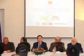 Đại sứ Dương Hải Hưng (giữa) và các đại biểu chủ trì Hội thảo. (Ảnh: Thanh Hải/ TTXVN)