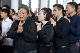 Người dân bày tỏ lòng tiếc thương Tổng Bí thư Nguyễn Phú Trọng. (Ảnh: TTXVN)