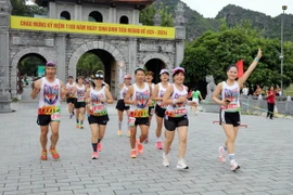 Các vận động viên tham gia Giải chạy “Hoa Lư Marathon 2024 - Miền đất di sản thiên niên kỷ”. (Ảnh: Thùy Dung/ TTXVN)