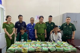 Hai đối tượng vận chuyển ma túy bị bắt giữ. (Ảnh: TTXVN phát)