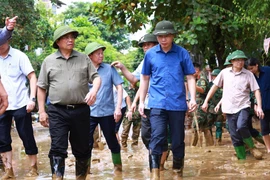 Thủ tướng Phạm Minh Chính kiểm tra công tác khắc phục hậu quả do ảnh hưởng do mưa lũ gây ra tại thành phố Yên Bái. (Ảnh: Dương Giang/TTXVN)