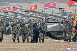Nhà lãnh đạo Triều Tiên Kim Jong-un (phía trước) thị sát cuộc diễn tập của các đơn vị xe tăng ngày 13/3/2024. (Ảnh: YONHAP/TTXVN) 