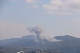 Khói bốc lên sau cuộc không kích của Israel xuống Kafr Kila, Liban ngày 28/8/2024. (Ảnh: THX/TTXVN)