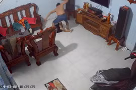 Bé trai bị cha dượng bạo hành dã man gây bức xúc dư luận. (Ảnh: TTXVN phát)