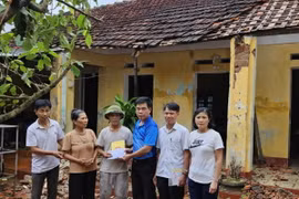Ủy ban Mặt trận Tổ quốc Việt Nam huyện Thường Tín trao hỗ trợ khó khăn cho gia đình bị tốc mái nhà. (Ảnh: TTXVN phát)