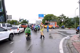 Lực lượng chức năng tổ chức phân luồng giao thông tại đầu cầu Chương Dương (phía quận Long Biên). (Ảnh: Vũ Sinh/TTXVN)