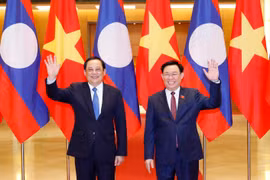 Chủ tịch Quốc hội Vương Đình Huệ đón Thủ tướng Lào Sonexay Siphandone. (Ảnh: Nhan Sáng/TTXVN)