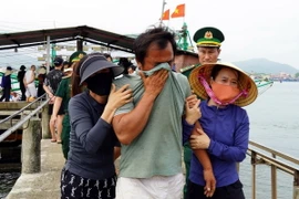 Ngư dân bị nạn trở về trong sự vui mừng của người thân, gia đình. (Ảnh: TTXVN phát)