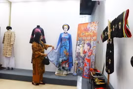 Sự khác biệt lớn nhất của áo dài Huế là được nuôi dưỡng trên nền của một vùng văn hóa từng là Kinh đô của triều đại quân chủ cuối cùng của Việt Nam. (Ảnh: Tường Vi/ TTXVN)
