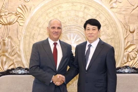 Thường trực Ban Bí thư Lương Cường và Tổng Bí thư Đảng Cộng sản Bồ Đào Nha Paulo Raimundo. (Ảnh: Phương Hoa/TTXVN)